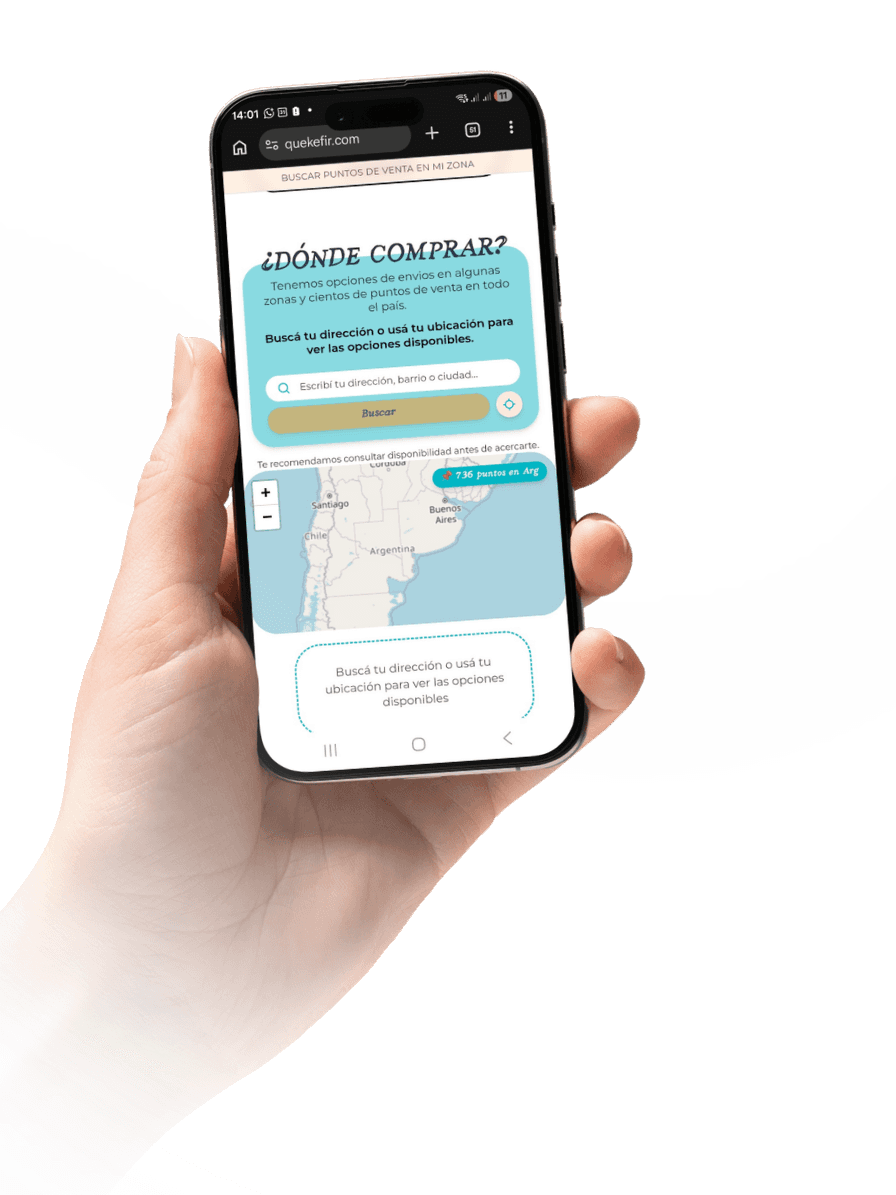 Mano sosteniendo un celular con el buscador de puntos de venta de ¡Qué Kéfir!